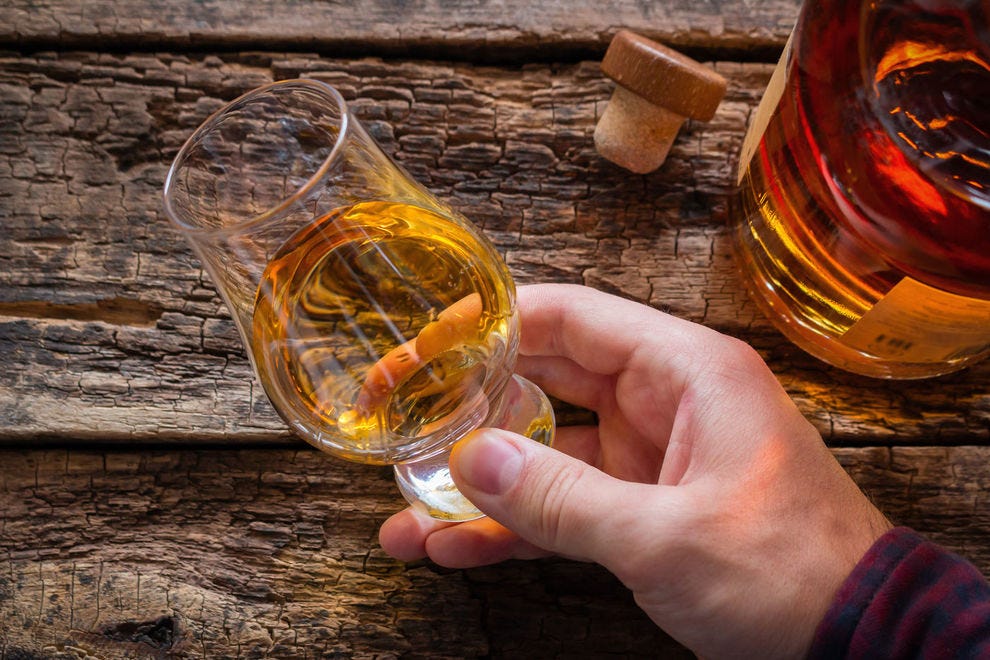 Le rhum est fabriqué à partir de mélasse ou de jus de canne à sucre