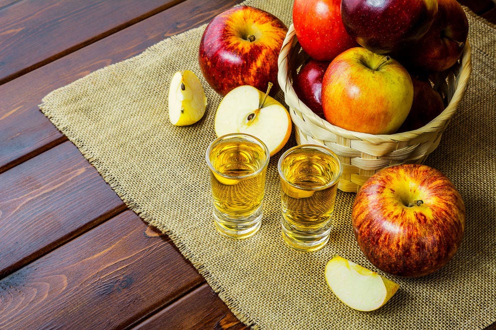 Le brandy est souvent distillé à partir de pommes ou de raisins