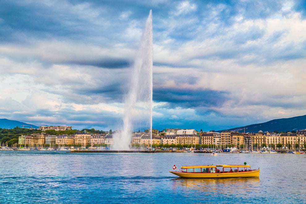 Jet d'eau contre les toits de Genève