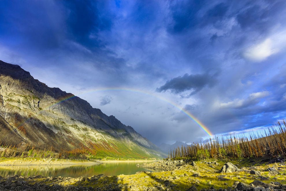 Arc-en-ciel sur Medicine Lake dans le parc national Jasper