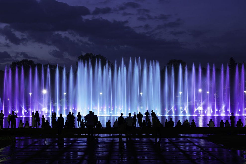 Fontaine magique illuminée