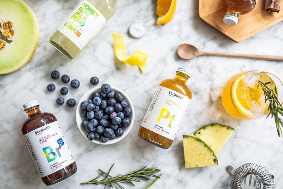 Element utilise uniquement du sucre de canne biologique, du vinaigre de cidre de pomme et des fruits frais, des herbes et des épices dans sa gamme d'arbustes et de vinaigres à siroter