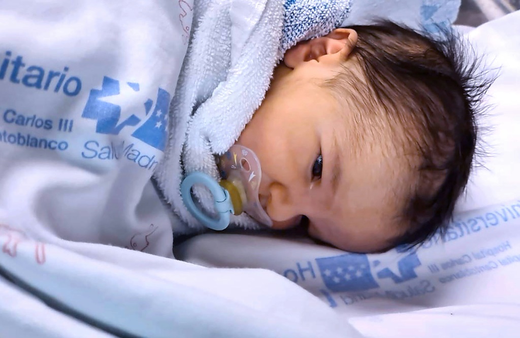 Lire la suite à propos de l’article Soins kangourous: les bébés et les parents profitent du contact peau à peau