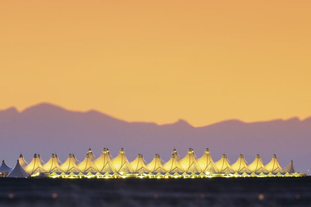 L'aéroport international de Denver au coucher du soleil