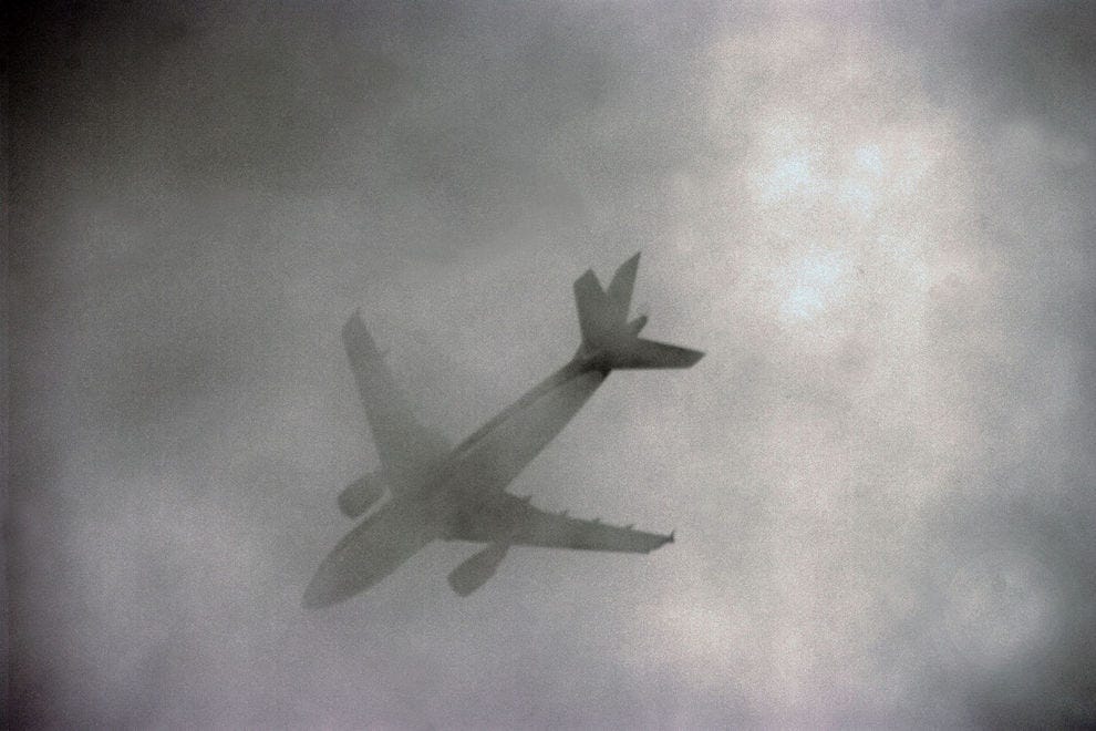 Un avion vole à travers des nuages ​​effrayants