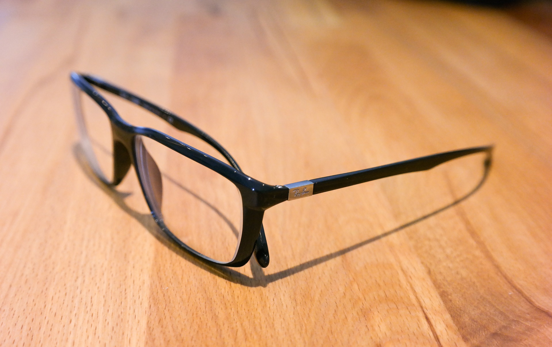 Lire la suite à propos de l’article Des lunettes qui filtrent la lumière bleue peuvent améliorer la productivité du travail