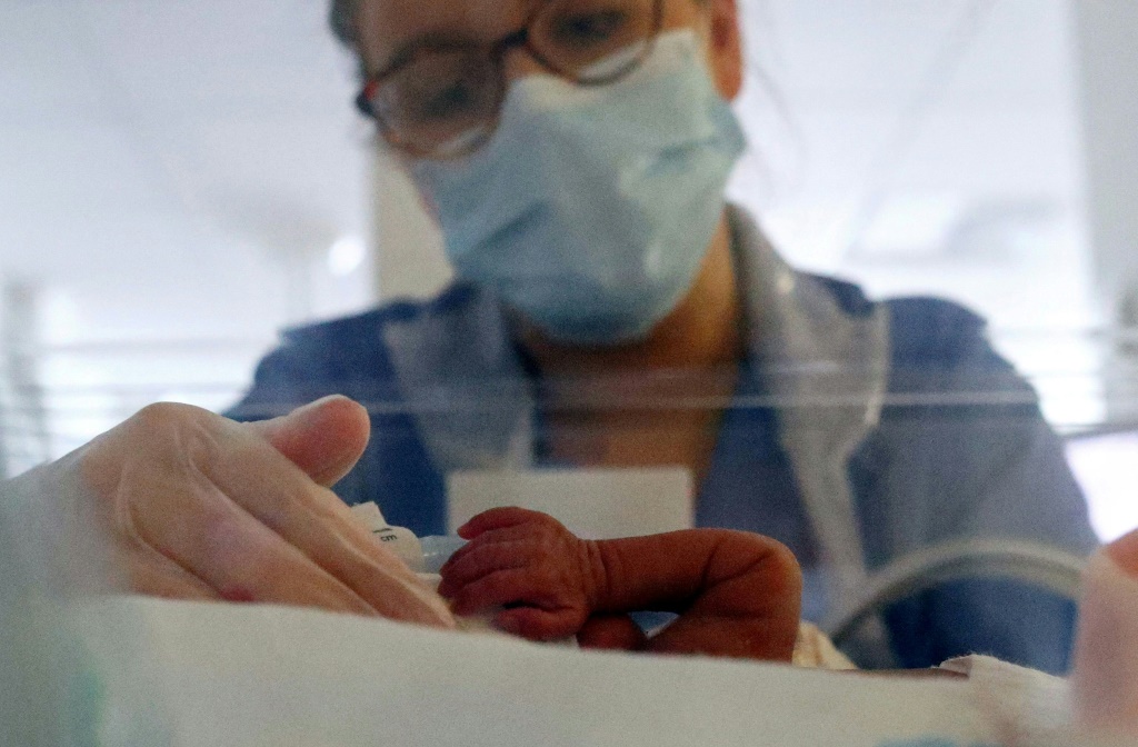 You are currently viewing Le sommeil aide les bébés à apprendre, les adultes désencombrent le cerveau