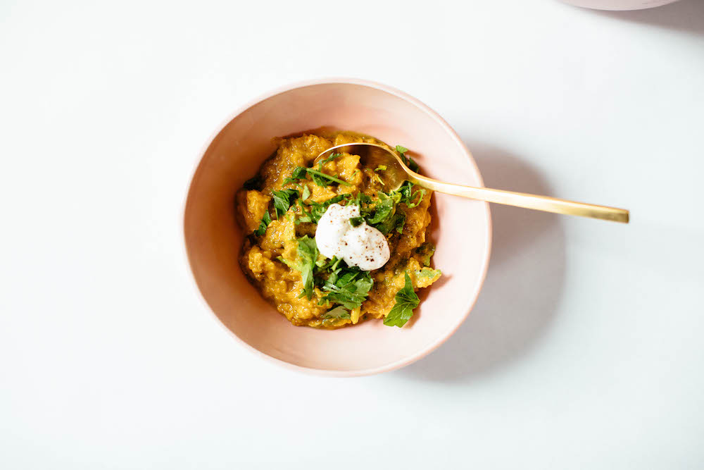 You are currently viewing Daal aux lentilles rouges avec courge et noix de coco