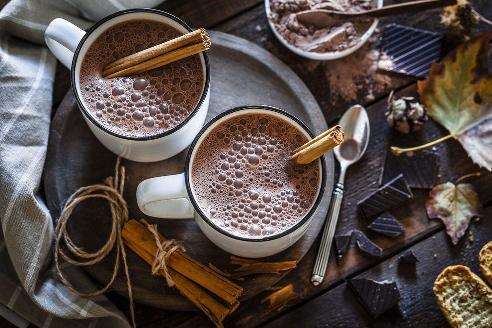 Bâtons de cannelle au cacao chaud