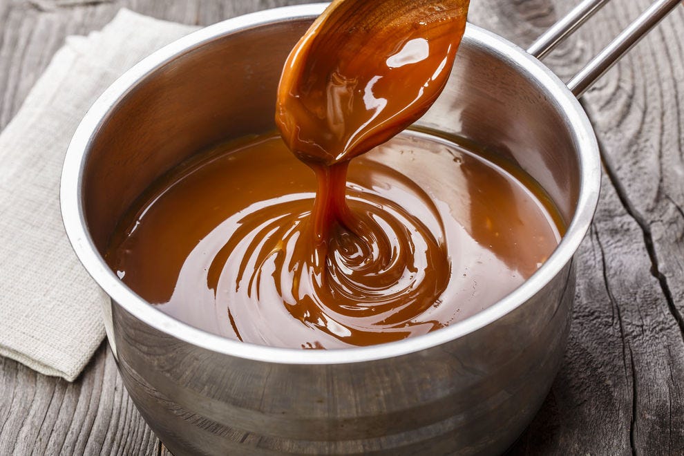 Sauce caramel dans une casserole