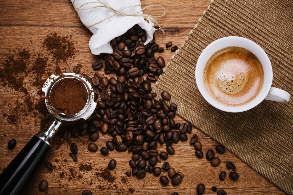 Espresso et grains de café sur une table