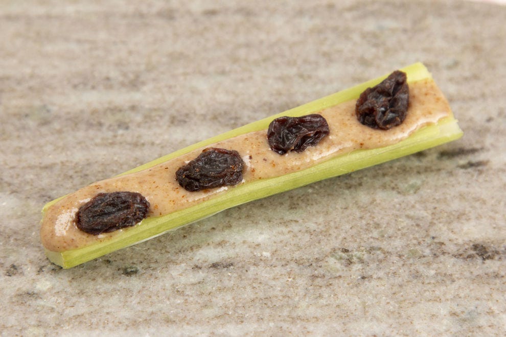 Les fourmis sur une bûche sont une collation populaire après l'école depuis des décennies