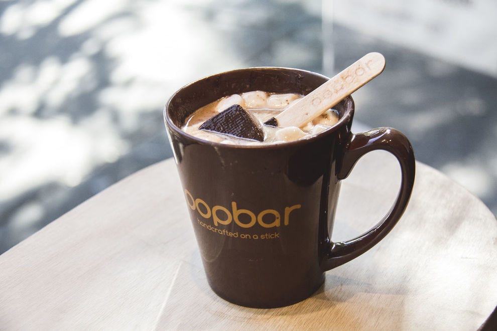 Oui, c'est amusant d'avoir du chocolat chaud sur un bâton, mais le cacao chaud de Popbar est crémeux et délicieux