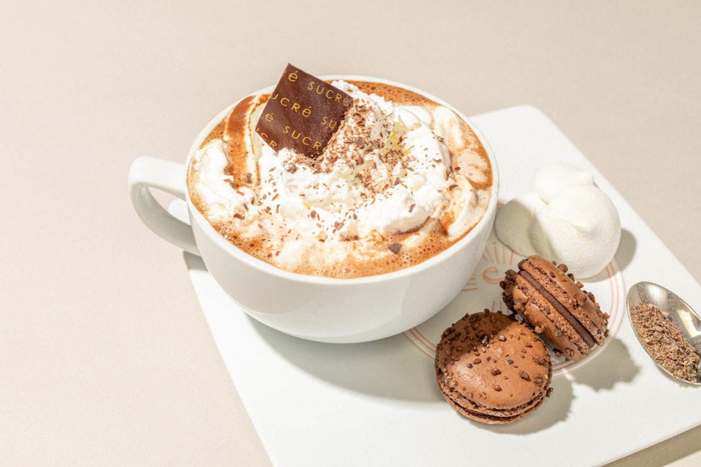 Le chocolat chaud parisien de Sucré se marie parfaitement avec leurs pâtisseries d'inspiration française