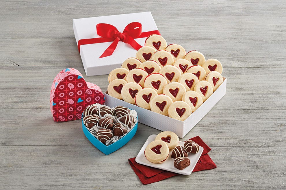 Ces biscuits sablés et truffes au chocolat sont une version haut de gamme d'un régal classique de la Saint-Valentin