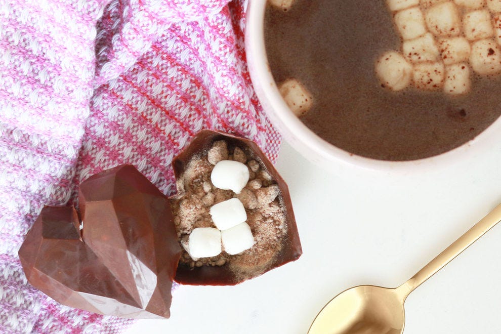 Lorsqu'il est immergé dans du lait chaud, ce cœur en chocolat géométrique s'ouvre avec du cacao chaud épicé et des guimauves sucrées