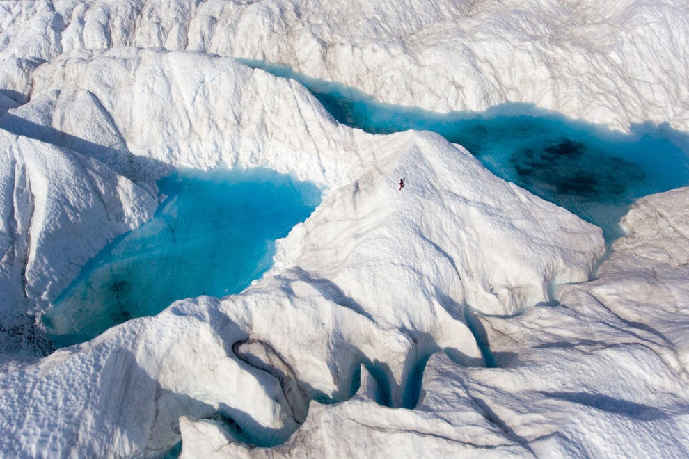 Crevasse profonde de la rivière sur la calotte glaciaire du Groenland