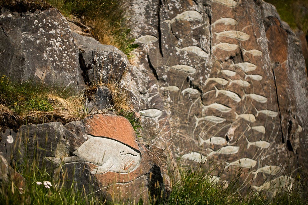 L'art des sculptures rupestres à Qaqortoq dans le cadre de "Pierre et homme" par Aka Høegh