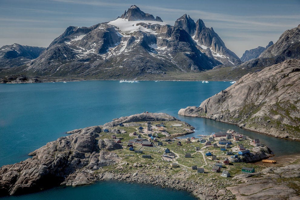 Qilertiki domine la vue à Aappilattoq dans le sud du Groenland