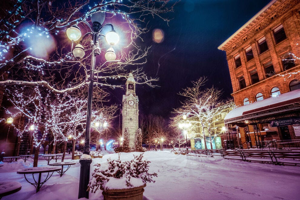 Cette place publique de Corning, New York est connue pour sa tour de l'horloge et ses charmants lampadaires