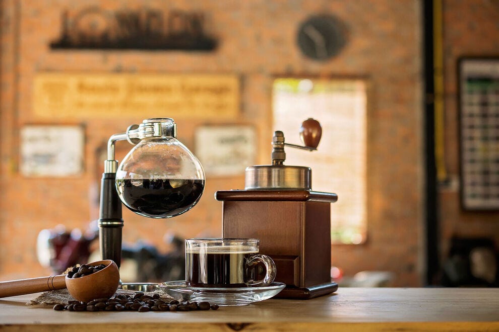 La méthode de préparation du café sous vide ressemble à une expérience scientifique et, d'une certaine manière, elle est en quelque sorte