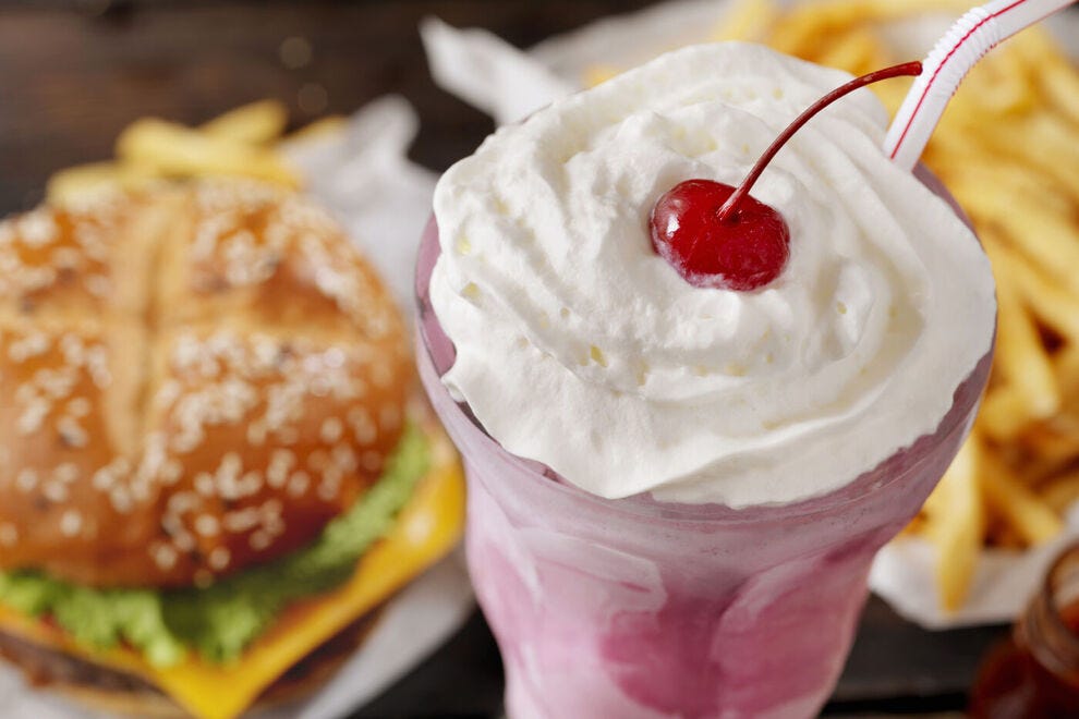 Milk-shake à la fraise et hamburger - un délicieux accord