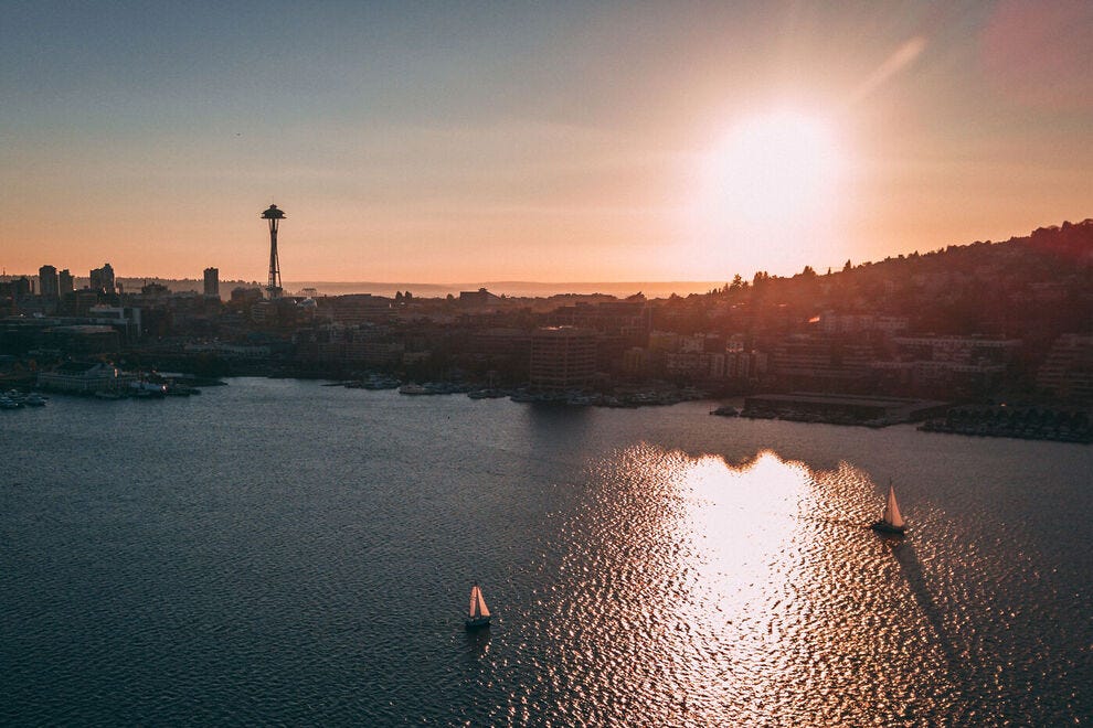 L'emplacement au bord de l'eau de Seattle offre une vue imprenable et des opportunités d'aventure aquatique à chaque tournant