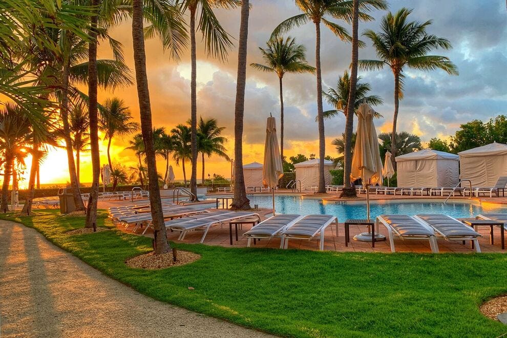 Coucher de soleil au bord de la piscine Tranquility à Hawks Cay Resort en Floride