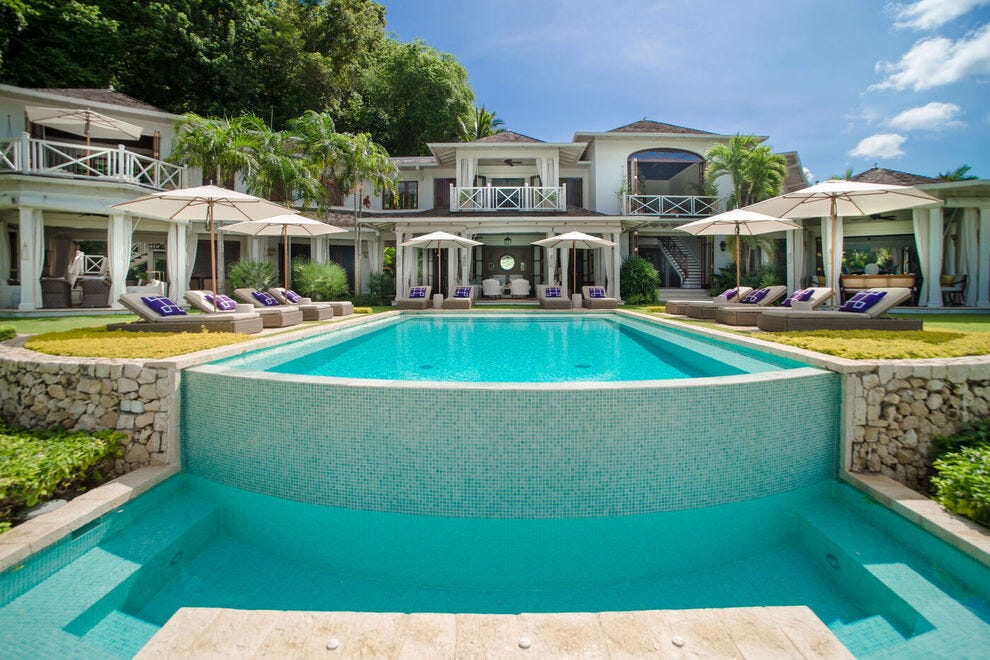Au Round Hill Hotel and Villas à l'ouest de Montego Bay, la Villa 20 est conçue avec goût avec deux piscines privées flanquées de chaises longues, parfaites pour une sieste l'après-midi
