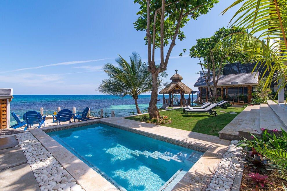 Sea Biscuit Villa at Hermosa Cove est un luxe décontracté avec une piscine privée et une vue imprenable sur la mer des Caraïbes