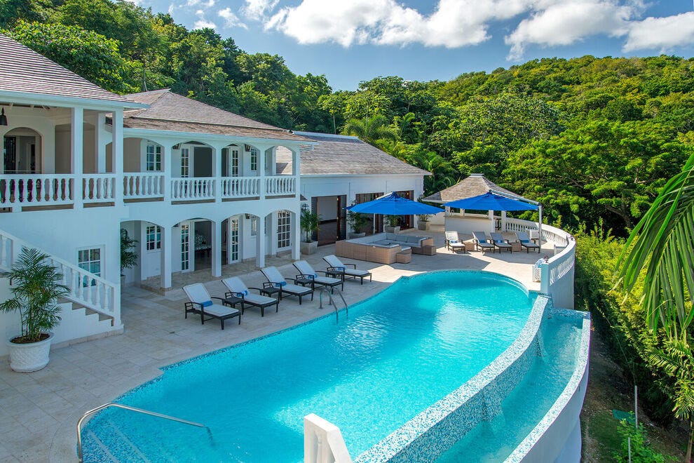Offrant une vue imprenable sur les collines boisées, la Villa Amana du Tryall Club à Montego Bay est une somptueuse villa