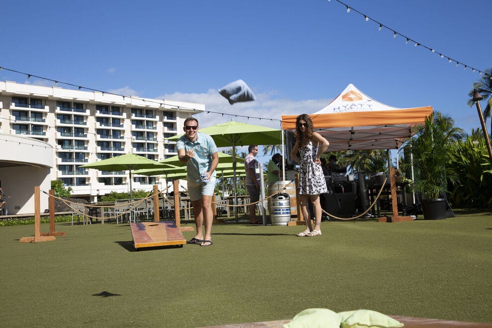 Jeux de jardin au Halona Kai Beer Garden, Hyatt Regency Maui Resort &  Spa