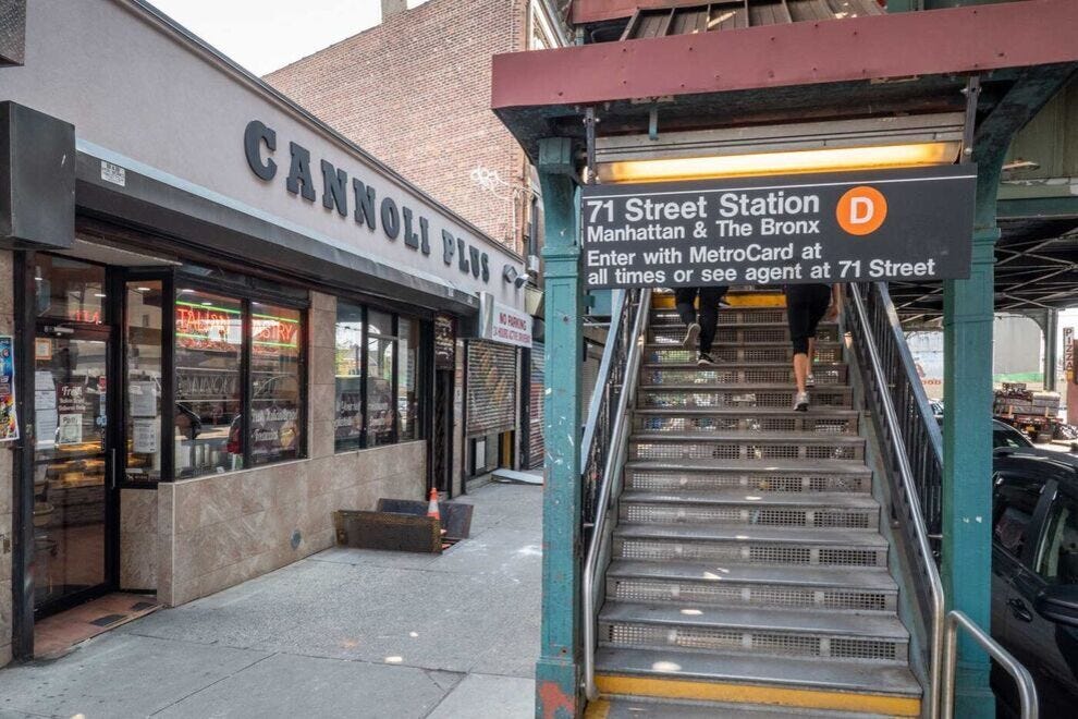 Cannoli Plus le long de New Utrecht Ave sous le train D surélevé à Bensonhurst