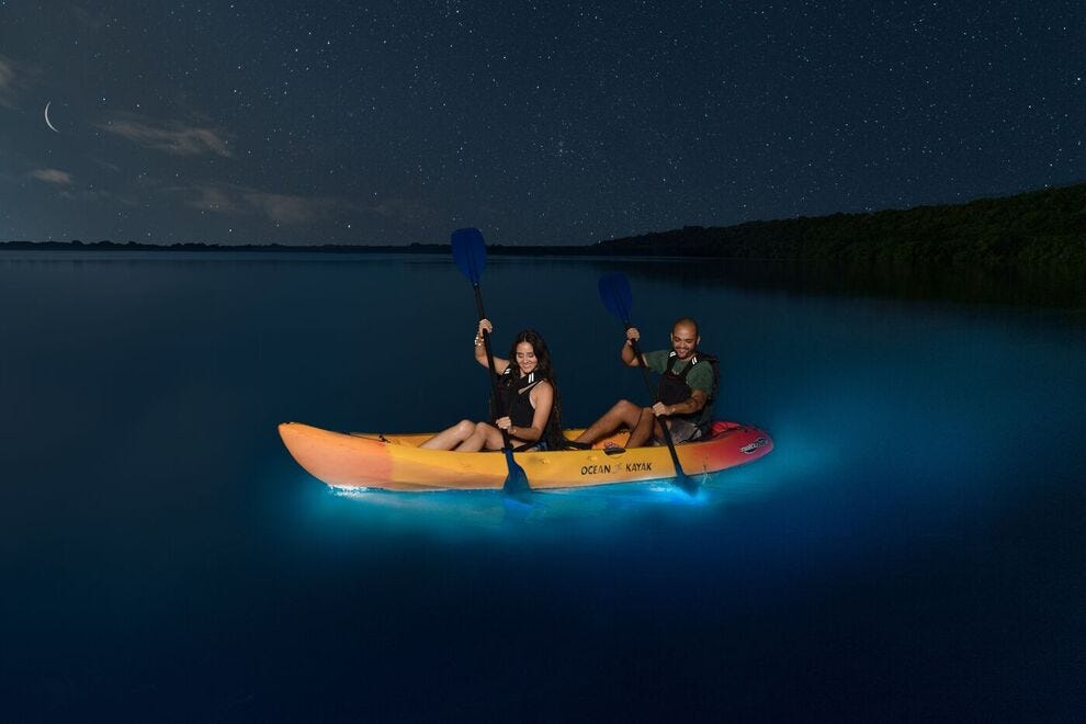 Kayak dans les eaux scintillantes