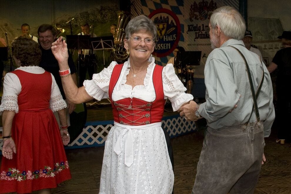 Danser à la Festhalle à Alpine Helen pendant l'Oktoberfest