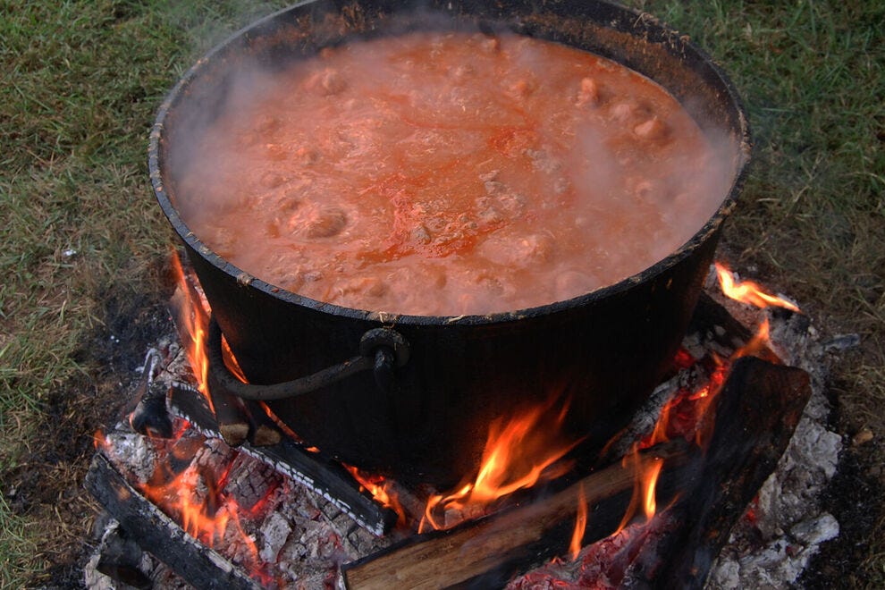 Ragoût de Brunswick cuisant sur une flamme nue