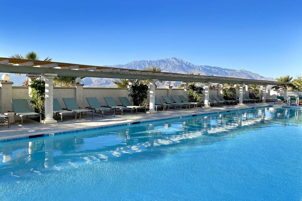 Azure Palm Hot Springs Resort possède la plus grande piscine de la ville