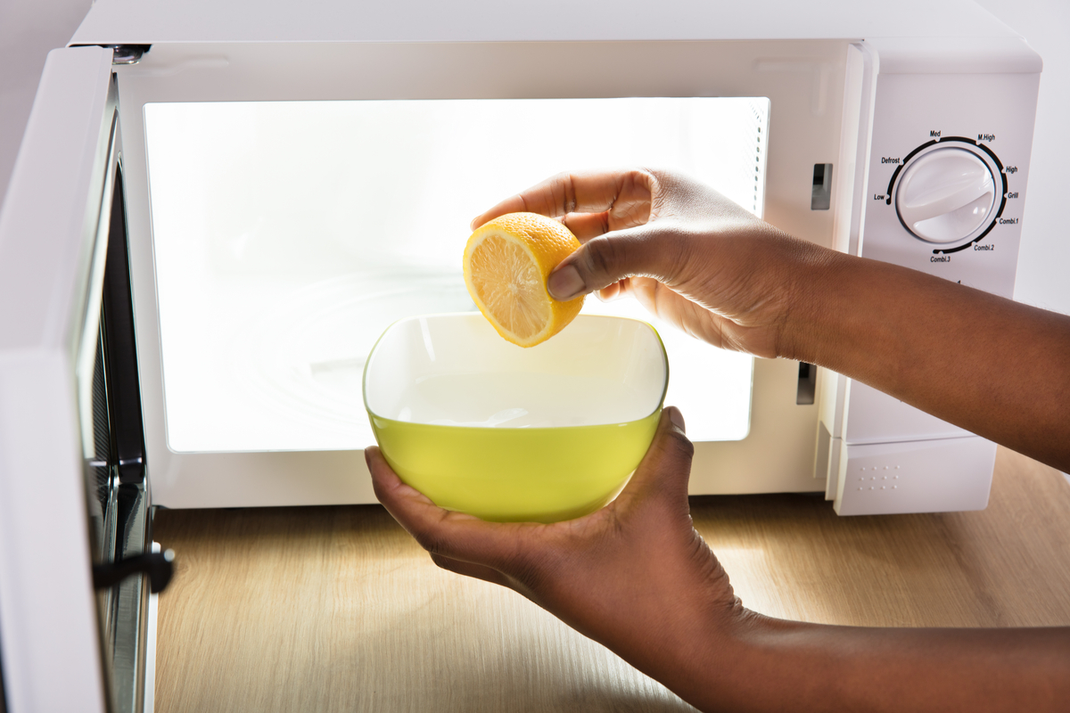 Comment nettoyer le micro-ondes avec les systèmes naturels : le guide pratique