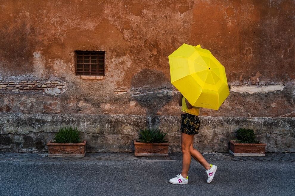 Chaque parapluie Umby paie une assurance pour une famille dans le besoin