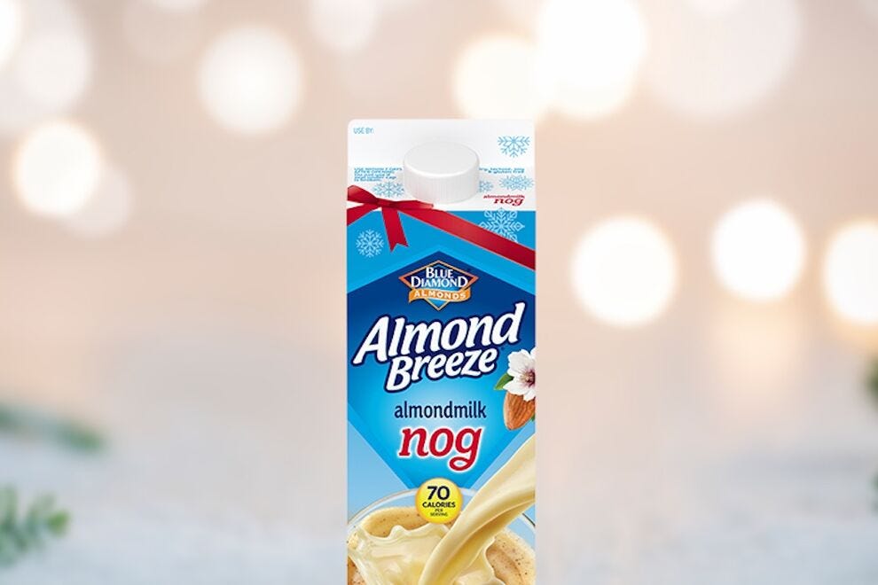 Almond Breeze Almondmilk Nog est une alternative végétalienne prête à boire au lait de poule