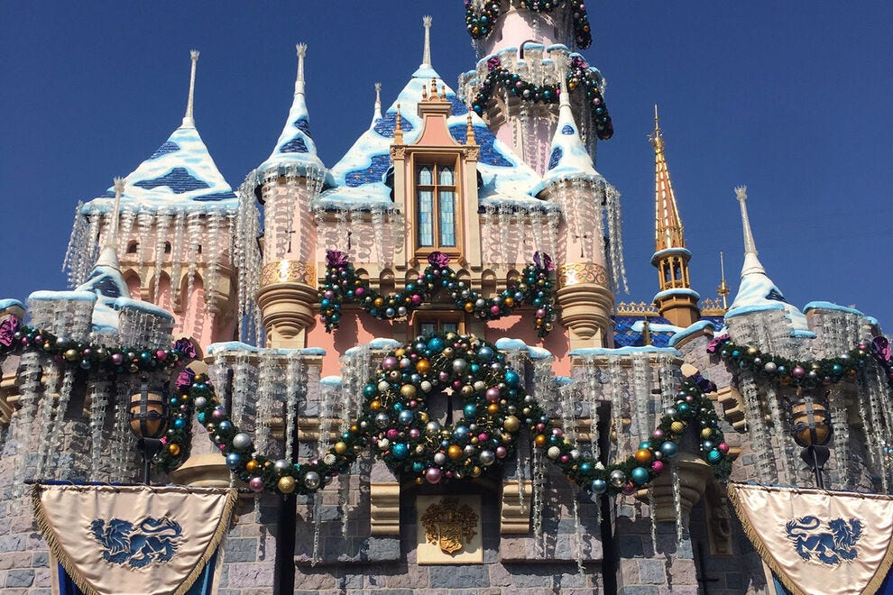 Les visiteurs de Disneyland (à partir de 3 ans) ont besoin d'un billet valide et d'une réservation de parc à thème pour le même jour et le même parc qu'ils choisissent de visiter