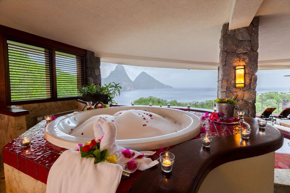 Montés sur un piédestal avec une vue imprenable sur les majestueux Pitons, les bains à remous sont l'attraction principale des suites extravagantes de Jade Mountain