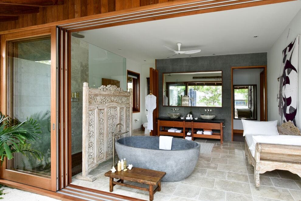 COMO Parrot Cay est une collection luxueuse de villas, de maisons de plage et du domaine en bord de mer Love Pumpkin avec une salle de bain d'inspiration balinaise