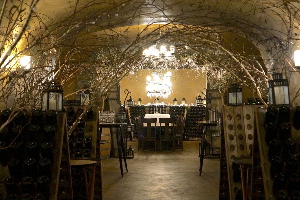 La cave à vin de Karma Vineyards est utilisée pour des dégustations de vins et des événements spéciaux