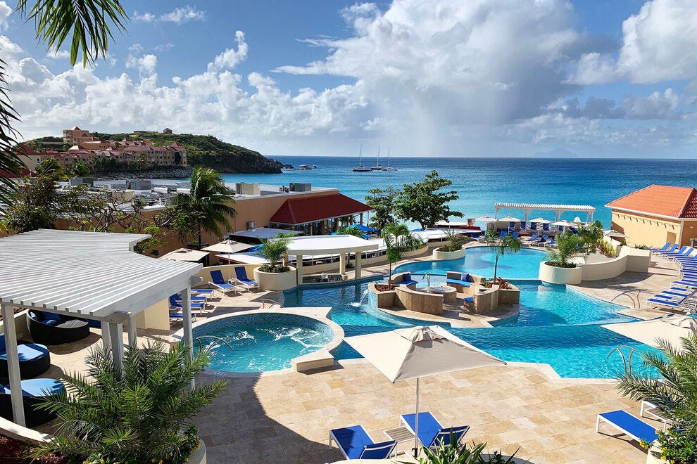 À Sint Maarten, c'est un pays des merveilles aquatiques au Divi Little Bay Beach Resort avec un trio de piscines, des vues sur la mer et une plage de sable