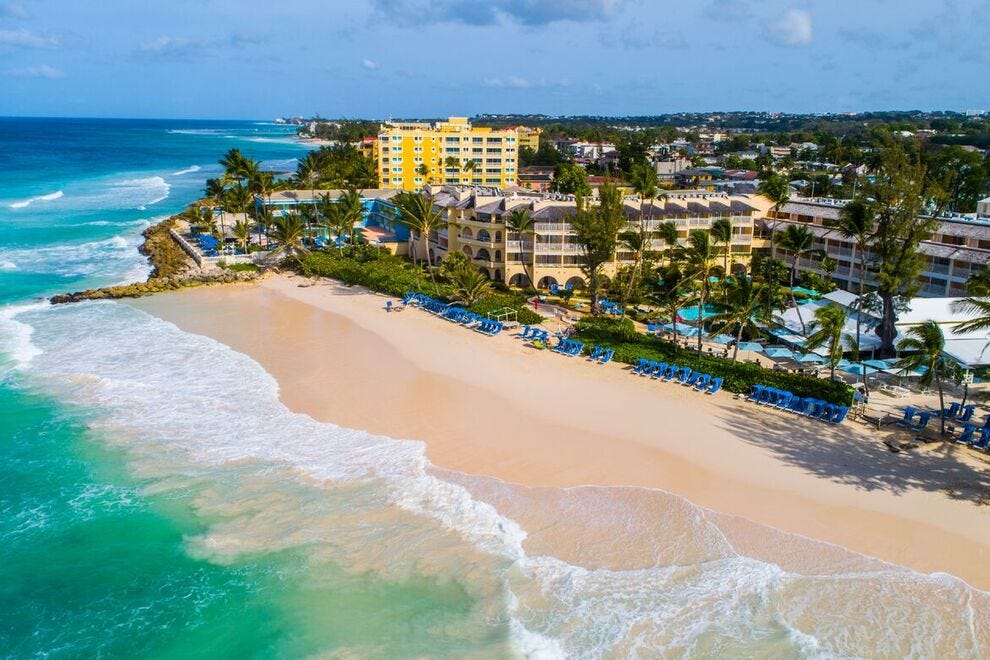 La plage n'est que le début du tout compris Turtle Beach by Elegant Hotels sur la côte sud de la Barbade, où les activités vont loin, des leçons de surf et des démonstrations de pâtisserie au cricket sur la plage