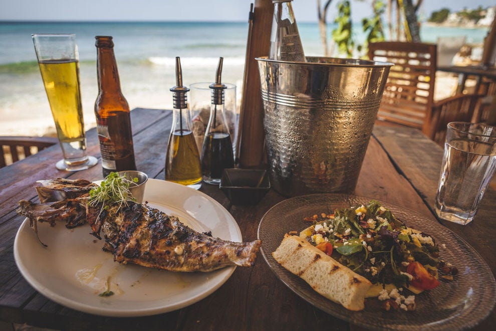 De la cuisine raffinée aux cabanes de fruits de mer le long de la plage, il y a beaucoup à manger dans les Caraïbes