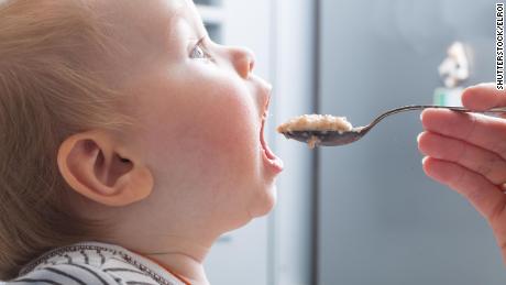 Pas de sucre ajouté pour les bébés, recommande un comité consultatif américain, car il lance des conseils d'alimentation précoce