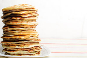 Voici la recette facile de pancakes sans œufs et de nombreuses variantes délicieuses