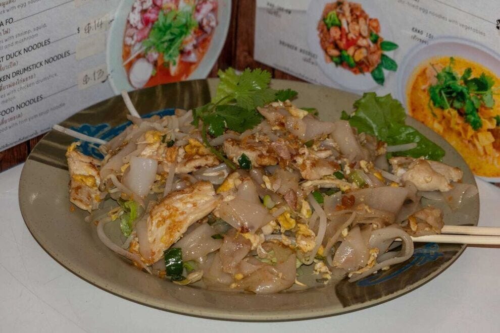 Gooay teow cuo gai (nouilles au poulet) est un plat de rue populaire à Bangkok